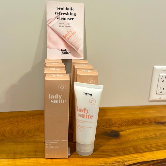 COPY - Lady suite intimate refreshing cleanser with postbiotics - Picture 1 of 8